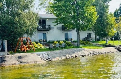 Lake City Hotel | Cozy Lakeview suite with Kitchenette