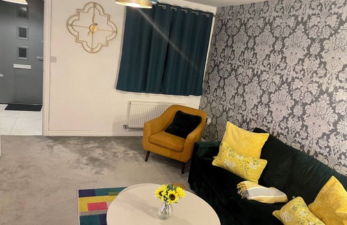 Clyst St Mary House | Cozy Large 3 Bed Townhouse with Free Parking! M5 exit nearby! Contractors!