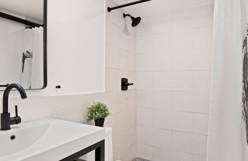 Bushwick House | Cozy, Large, Clean & Fully Furnished Bedroom in Bushwick - Near L Train