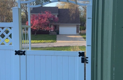 Leavenworth House | Cozy Large Room In Quiet Neighborhood