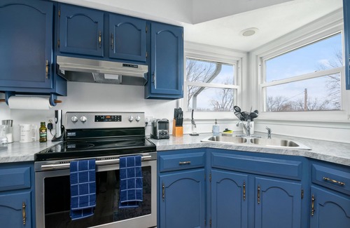 Le Claire House | Cozy LeClaire Townhome within walking distance to downtown!
