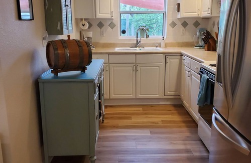 Englewood House | Cozy Lemon Cottage.minutes from the beach!