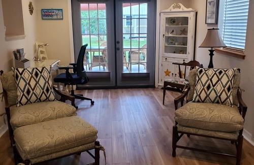 Englewood House | Cozy Lemon Cottage.minutes from the beach!