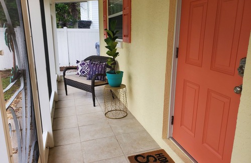 Englewood House | Cozy Lemon Cottage.minutes from the beach!