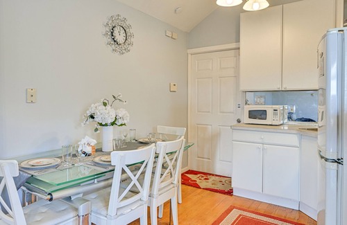 Levittown Apartment | Cozy Levittown Apartment: Full Kitchen + Smart TV!