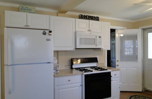 Lexington Cottage | Cozy Lexington cottage! Stroll down to the sandy beach of Lake Huron!