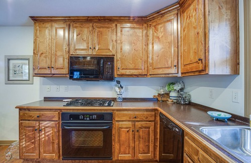 Liberty Cottage | Cozy Liberty Getaway w/Fire Pit & Patio!