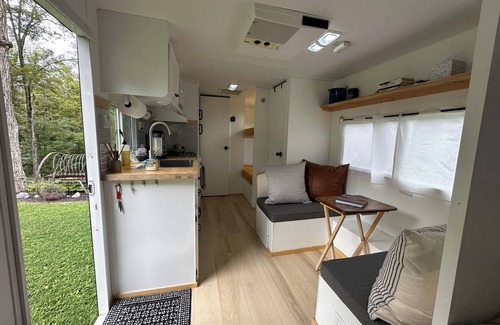 Pleasant Valley House | Cozy Lil’ Camper in Pleasant Valley