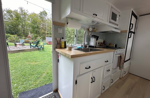 Pleasant Valley House | Cozy Lil’ Camper in Pleasant Valley