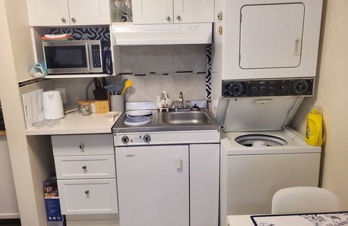 Langford House | Cozy little all private one bedroom and den that accommodates 4 people