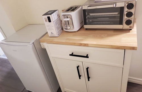 Langford House | Cozy little all private one bedroom and den that accommodates 4 people