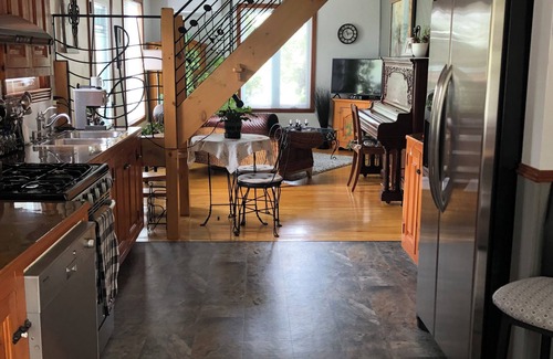 Mont-St-Hilaire House | Cozy little house next to Montreal with all the services and activities around.