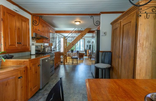 Mont-St-Hilaire House | Cozy little house next to Montreal with all the services and activities around.