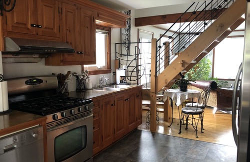 Mont-St-Hilaire House | Cozy little house next to Montreal with all the services and activities around.
