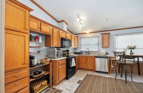 Coffee City House | Cozy Little Cottage - Next to Lake Palestine