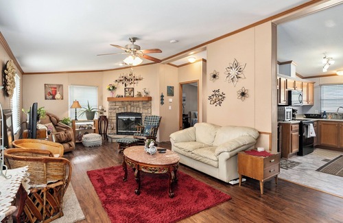 Coffee City House | Cozy Little Cottage - Next to Lake Palestine