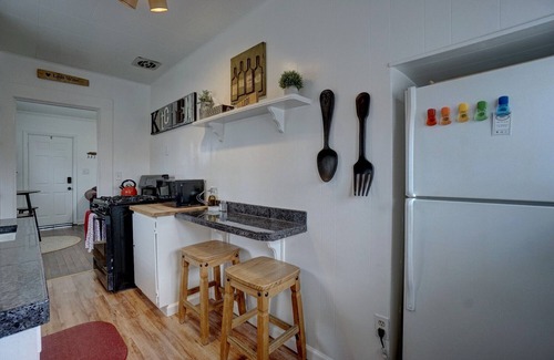 Lodi Cottage | Cozy little cottage W/private yard in town