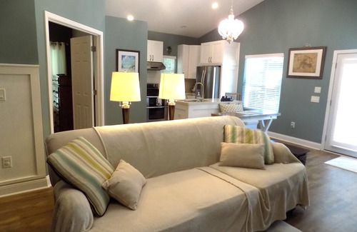 Northeast Pensacola Cottage | Cozy little guest cottage centrally located and within minutes of the airport