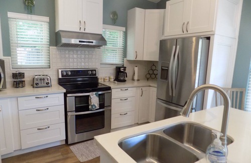 Northeast Pensacola Cottage | Cozy little guest cottage centrally located and within minutes of the airport