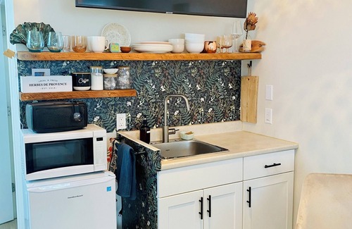 Comox Apartment | Cozy Little Nest, steps from the beach