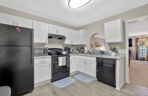 Hoover Apartment | *Cozy Living-King Bed-Mins from dining and shopping - HooverMet - Finley Ctr*