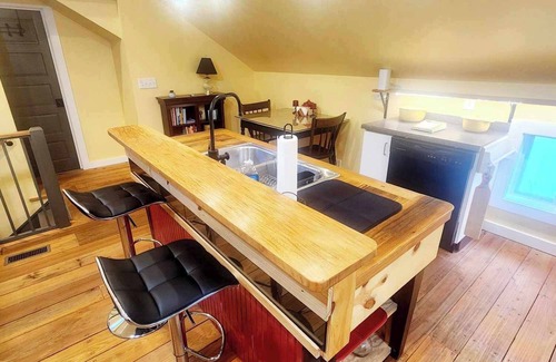 Summerville Historic District House | Cozy Loblolly Loft in charming Summerville