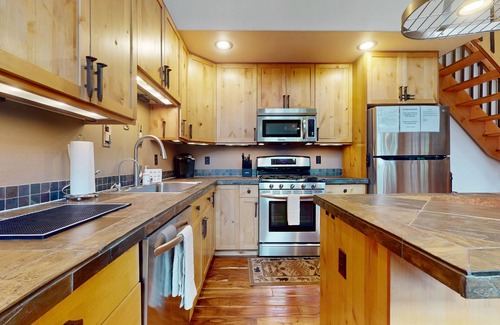 Roslyn Ridge Cabin | Cozy Lodge Retreat with Hot Tub, Fire Pit, Deck & Spacious Workspaces