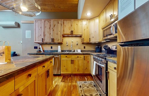 Roslyn Ridge Cabin | Cozy Lodge Retreat with Hot Tub, Fire Pit, Deck & Spacious Workspaces