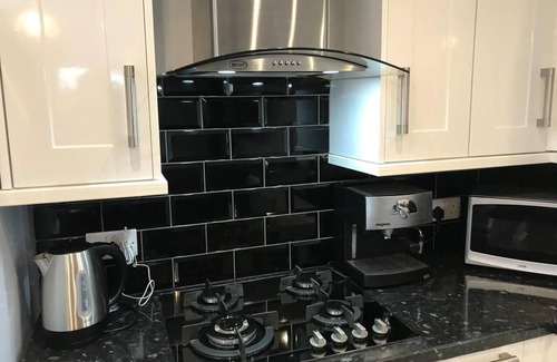 Barton-upon-Humber Cabin | Cozy Lodge Sleeps 4 in Barton-upon-humber