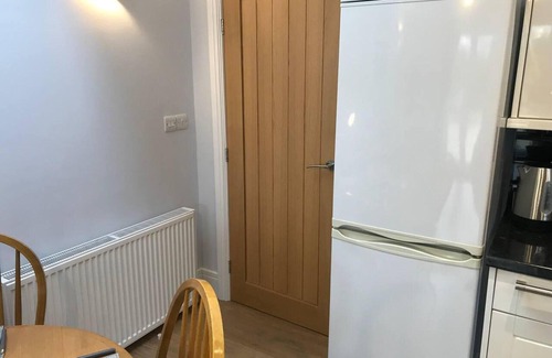 Barton-upon-Humber Cabin | Cozy Lodge Sleeps 4 in Barton-upon-humber