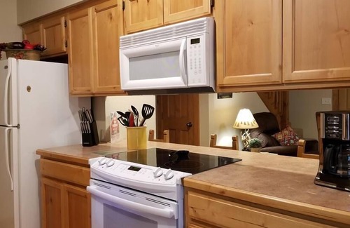 Branson West Cabin | Cozy Lodge with private hot tub in gated golf resort near Silver Dollar City