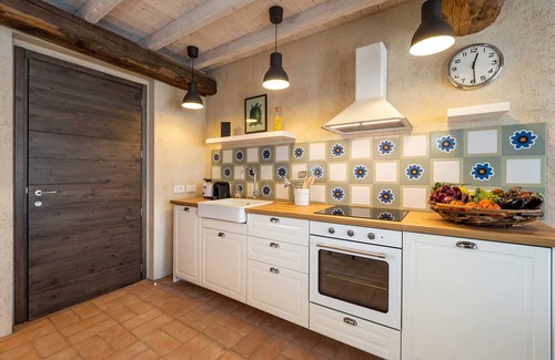 Cressa Apartment | Cozy Loft Apartment in Restored Farmhouse