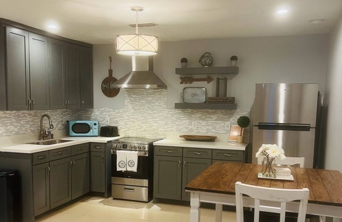 Brownsville Condo | Cozy loft Centrally Located 1 Bedroom Loft with Gated Pool and Wifi