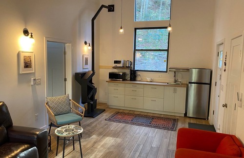 Sparrow Bush Cottage | Cozy loft cottage with a flowing trout brook
