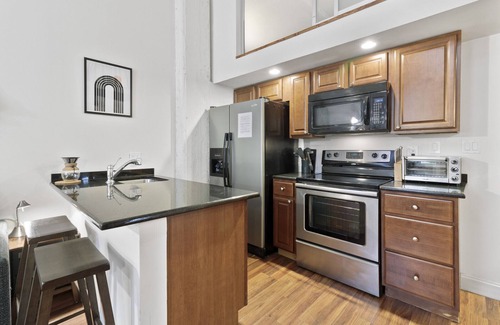 Newbold Condo | Cozy Loft Free w Gym, Garden, Wifi, Target Next Door, Central location