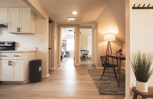 Taylor House | Cozy Loft in Taylor Michigan minutes from DTW
