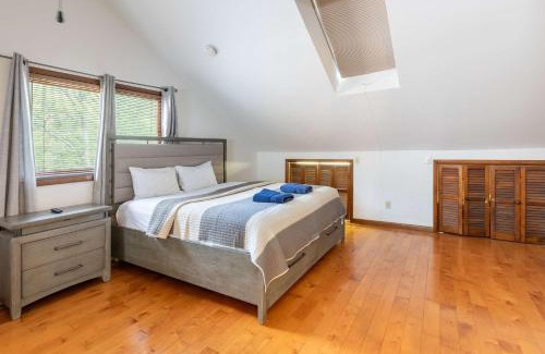 Vernon Apartment | Cozy Loft Near Lake Trails and Mountain Views