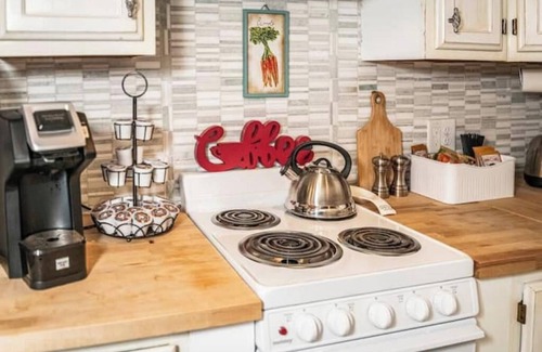 Nashville Apartment | Cozy Loft on Main over Ooey Gooey Cafe