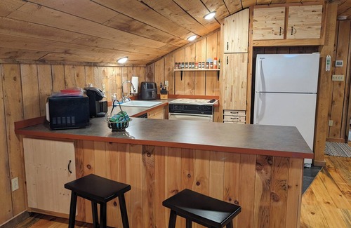 Mountain City Cabin | Cozy loft retreat w/Mountain Views in Mtn City near VA Creeper Trail & Damascus.