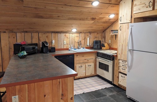 Mountain City Cabin | Cozy loft retreat w/Mountain Views in Mtn City near VA Creeper Trail & Damascus.
