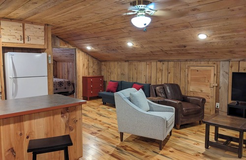 Mountain City Cabin | Cozy loft retreat w/Mountain Views in Mtn City near VA Creeper Trail & Damascus.