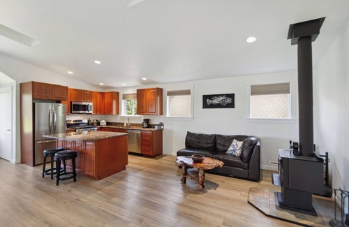 Adelma Beach House | Cozy loft with water view and saltwater hot tub