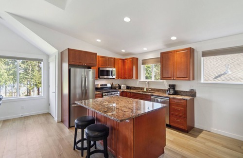 Adelma Beach House | Cozy loft with water view and saltwater hot tub