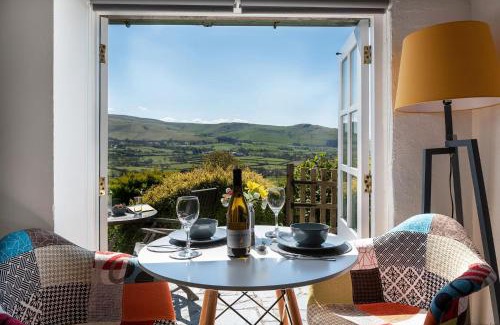 Bryn-crug House | Cozy Log Burner Cottage & On-Site Dog Field