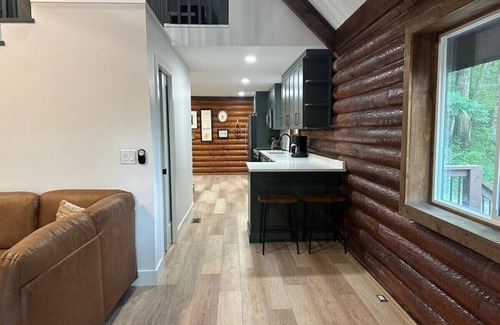 Bellevue Cabin | Cozy log cabin, 25 mins to Broadway