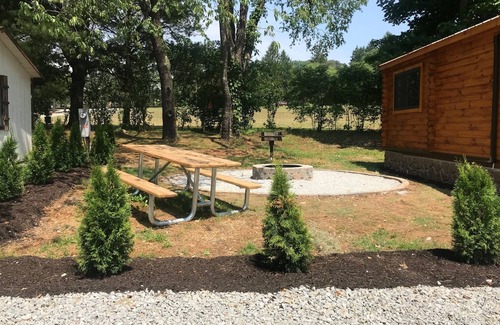 White Cabin | Cozy Log Cabin #6. Minutes from Seven Springs and Hidden Valley!