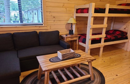 White Cabin | Cozy Log Cabin #6. Minutes from Seven Springs and Hidden Valley!