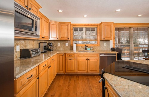 Charter Hills Cabin | Cozy Log Cabin, Deck & Fireplace, A/C, Grill