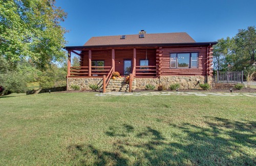 Ruckersville Cottage | Cozy Log Cabin Getaway w/Fire Pit + 3 Acres!
