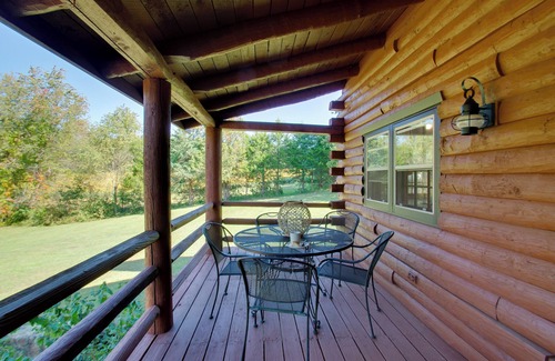 Ruckersville Cottage | Cozy Log Cabin Getaway w/Fire Pit + 3 Acres!